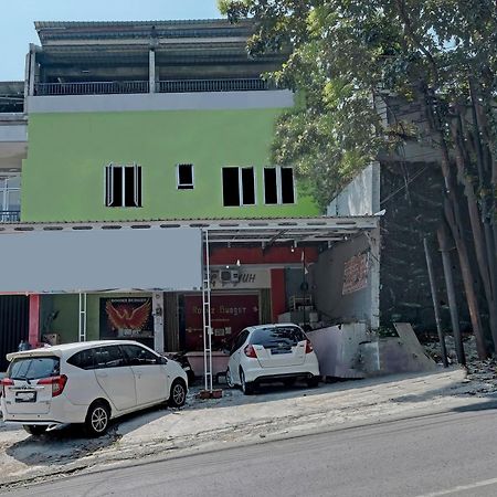 Oyo Life 92877 Hotel Rainbow 7296 Semarang Dış mekan fotoğraf