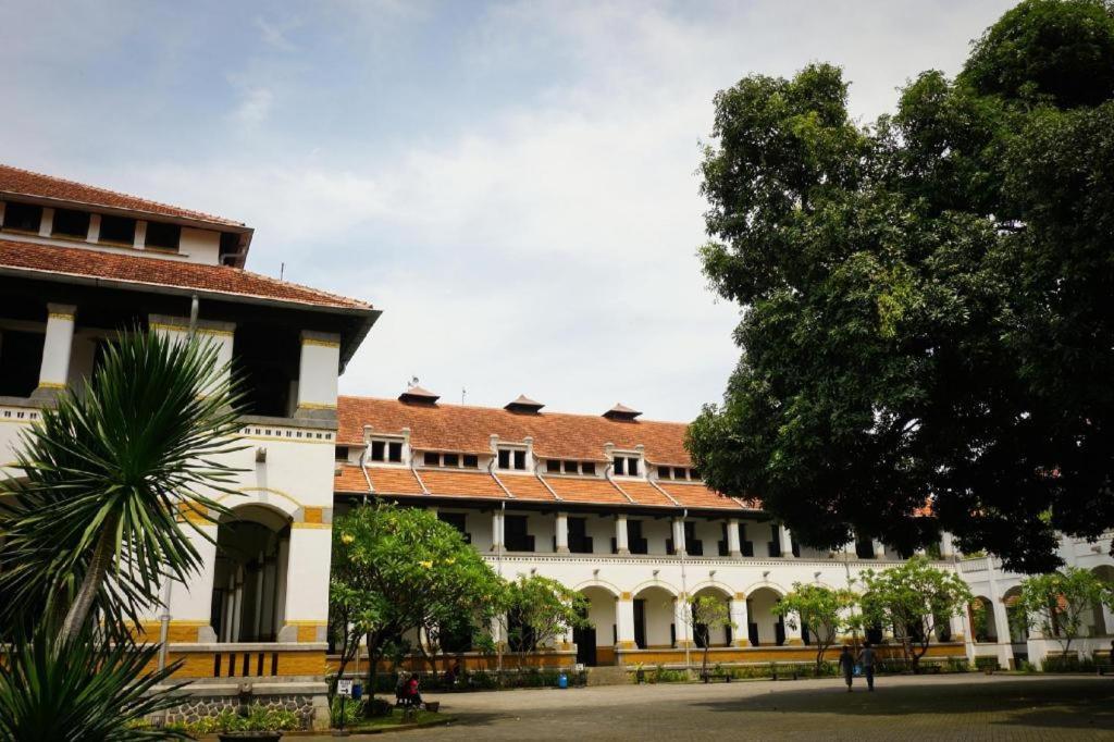 Oyo Life 92877 Hotel Rainbow 7296 Semarang Dış mekan fotoğraf