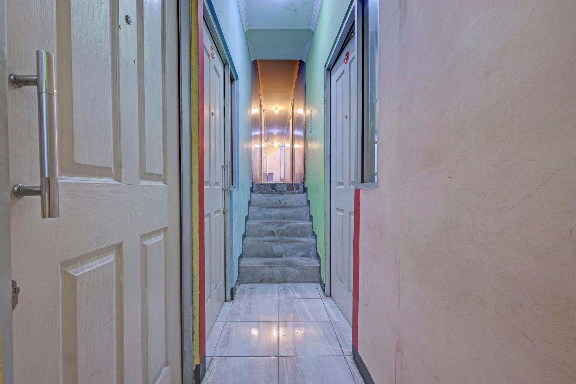 Oyo Life 92877 Hotel Rainbow 7296 Semarang Dış mekan fotoğraf
