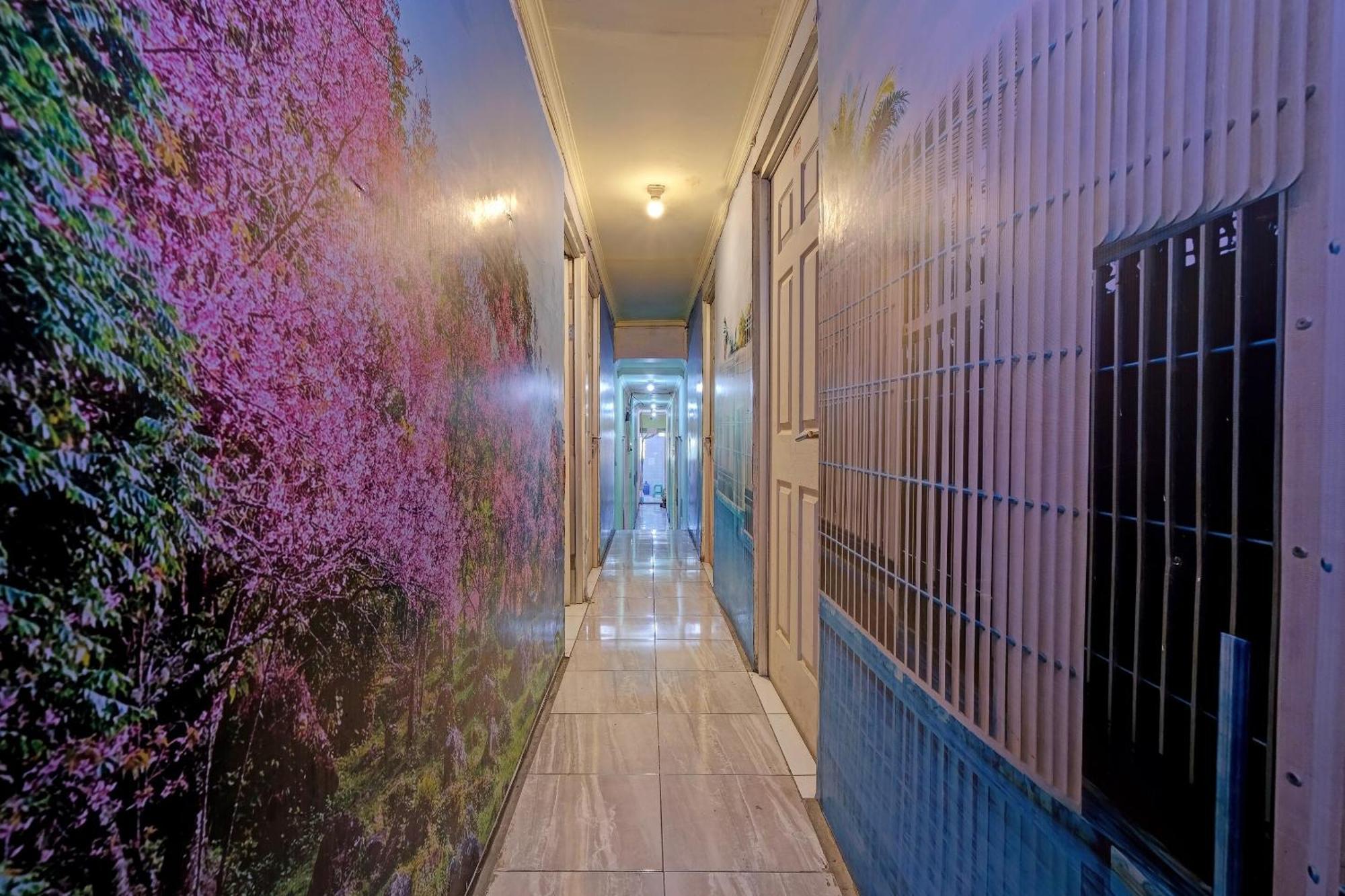 Oyo Life 92877 Hotel Rainbow 7296 Semarang Dış mekan fotoğraf
