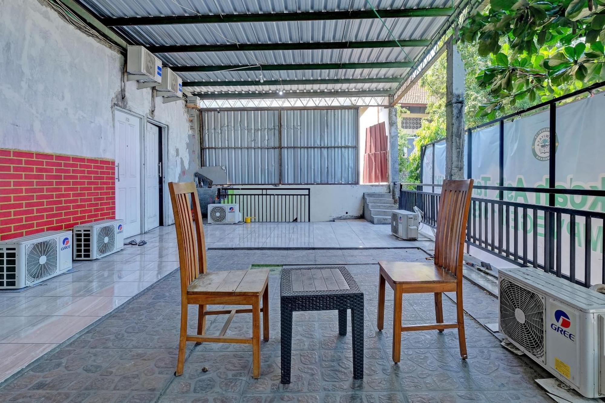 Oyo Life 92877 Hotel Rainbow 7296 Semarang Dış mekan fotoğraf